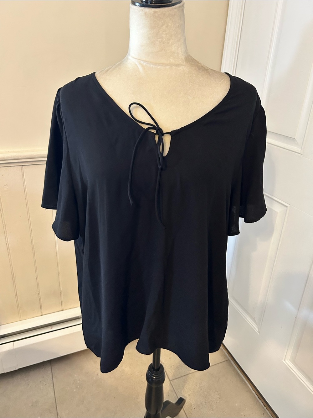 LC Lauren Conrad Black Ruffle Sleeve Tie Neck Blouse/Size X-LARGE